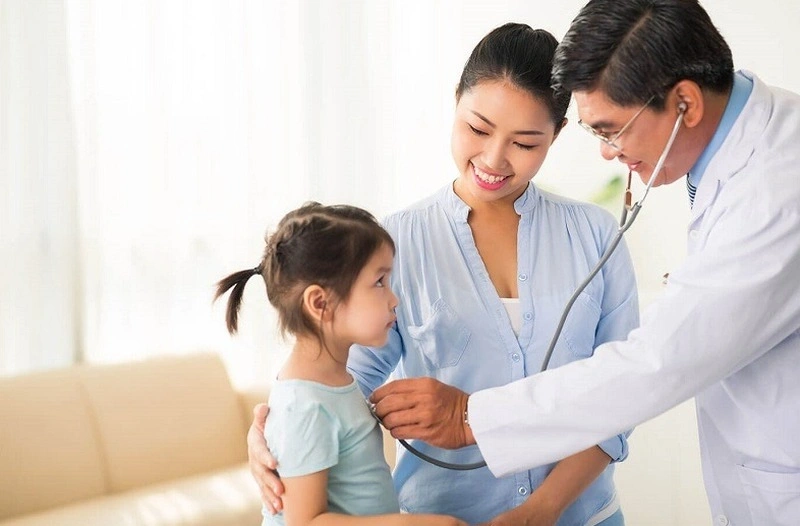 Cần đưa trẻ đi khám sớm nếu tình trạng nôn về đêm kèm theo các dấu hiệu bất thường