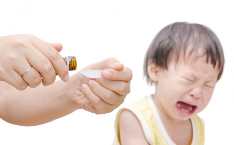 Việc dọa dẫm hoặc ép trẻ là sai lầm khi cho trẻ uống thuốc 