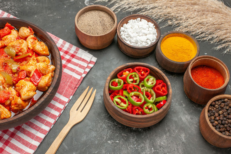 Người mẹ ăn nhiều đồ ăn cay nóng dễ khiến chất lượng sữa bị ảnh hưởng