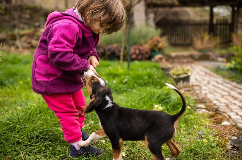 Trẻ cần được quan sát ít nhất 15 ngày để kịp thời phát hiện các dấu hiệu bất thường và được can thiệp y tế đúng lúc