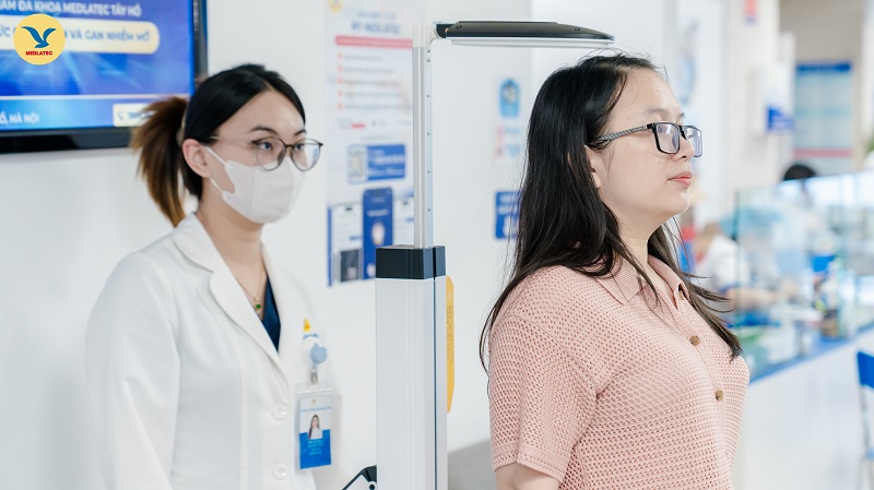 CBNV thực hiện kiểm tra theo danh mục của gói khám sức khỏe