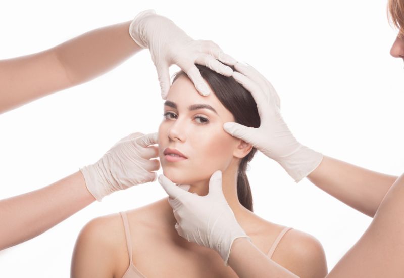 Phẫu thuật thẩm mỹ nhằm cải thiện, tái tạo hoặc thay đổi các đặc điểm trên khuôn mặt và cơ thể