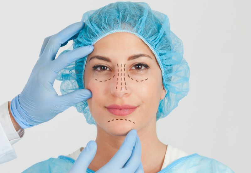 Các phẫu thuật lớn như nâng mũi, nâng ngực... cần thăm khám kỹ lưỡng trước khi thực hiện