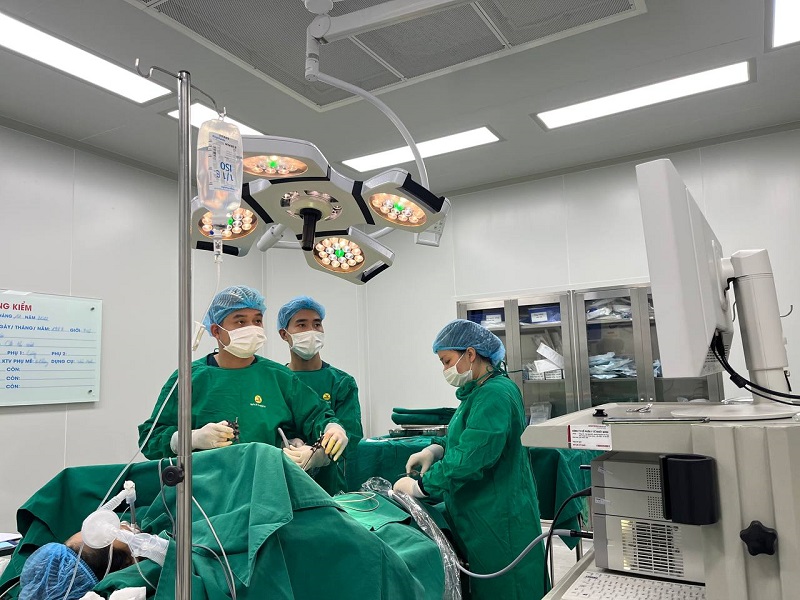 Các bác sĩ giàu kinh nghiệm tại MEDLATEC thực hiện mổ sỏi mật