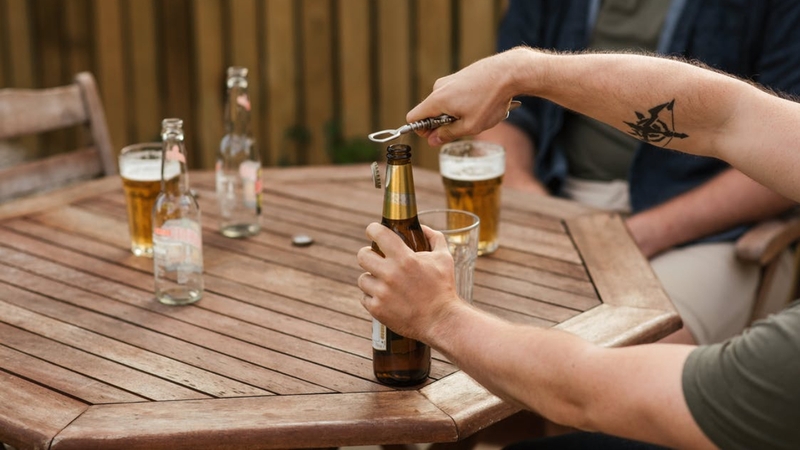 Lạm dụng rượu bia là một trong những nguyên nhân dẫn đến tình trạng hoại tử vô khuẩn khớp háng 