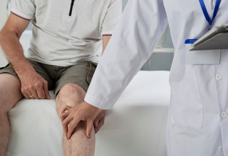 Bạn đọc cần tiến hành thăm khám nếu tình trạng đau đầu gối kéo dài 