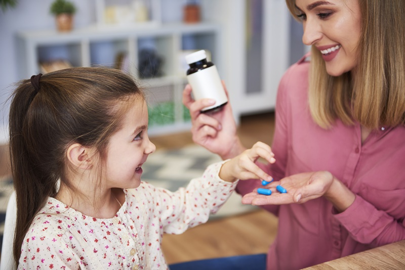 Mẹ không nên tự ý cho trẻ dùng thuốc nếu chưa có chỉ định của bác sĩ