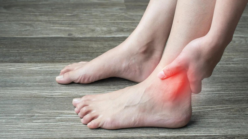 Tình trạng rạn xương mắt cá chân có thể do nhiều nguyên nhân gây ra 