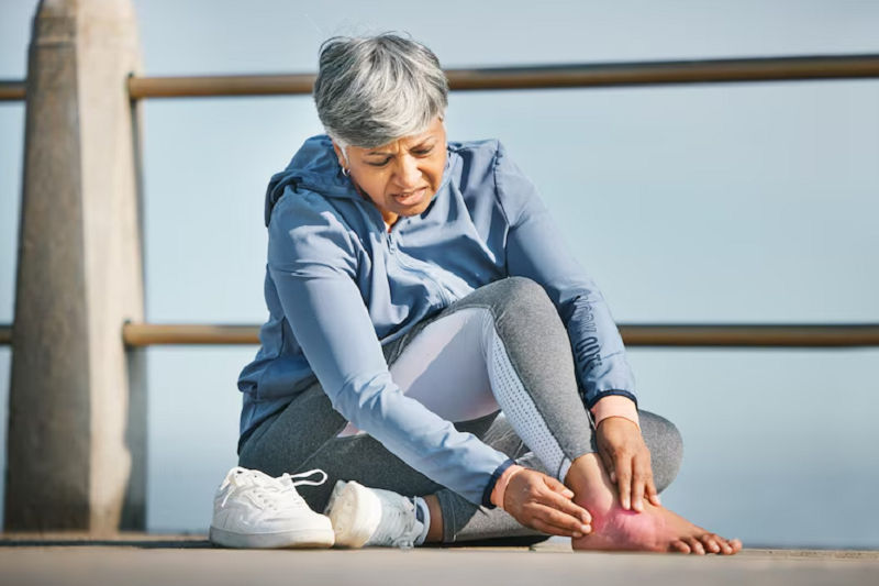 Cần đảm bảo an toàn trong quá trình vận động để phòng ngừa tình trạng rạn mắt cá chân 