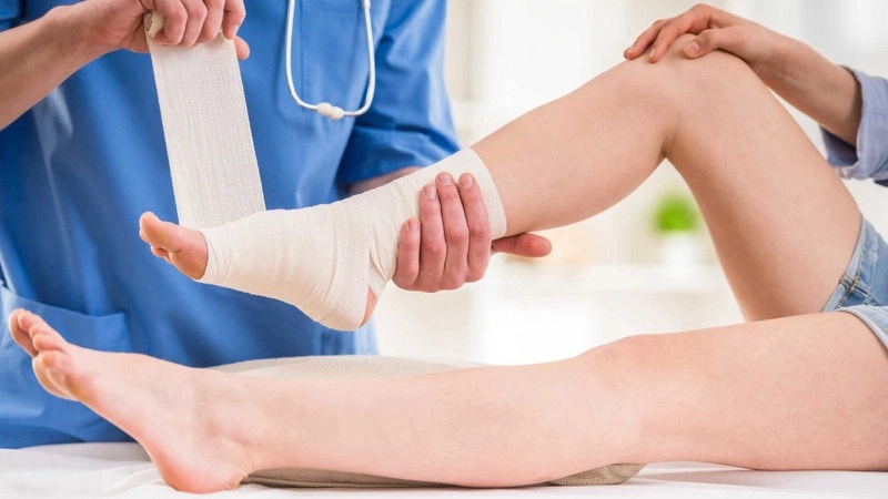 Việc điều trị tình trạng rạn xương mắt cá chân phụ thuộc vào mức độ nghiêm trọng 