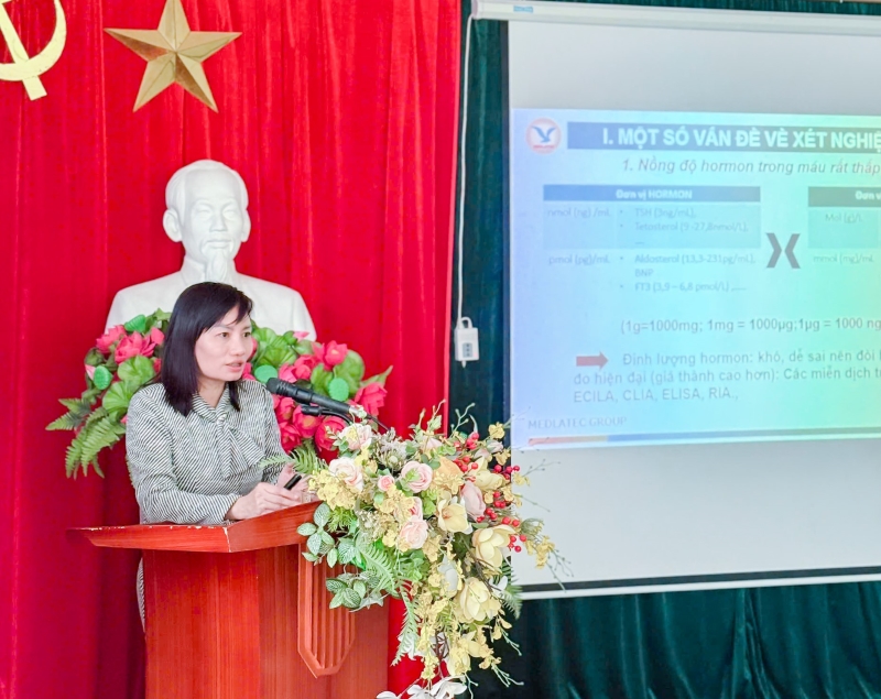 TS.BS Trịnh Thị Quế - Giám đốc vận hành Hệ thống Xét nghiệm MEDLATEC trình bày báo cáo