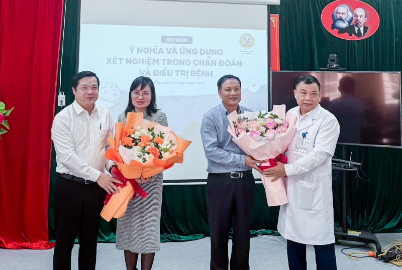 Ban lãnh đạo Trung tâm Y tế khu vực Lạc Sơn gửi tặng những bó hoa tươi thắm tới đội ngũ báo cáo viên