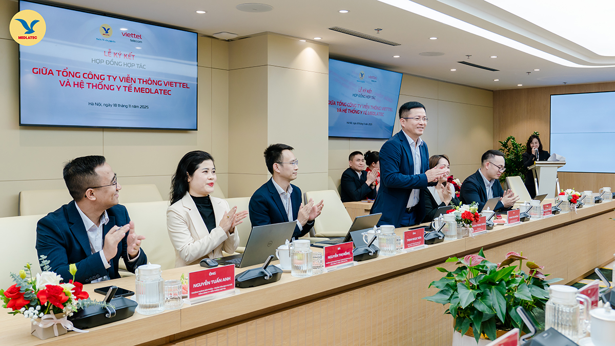 Lãnh đạo cùng các cán bộ quản lý của Viettel Telecom tại buổi lễ ký kết