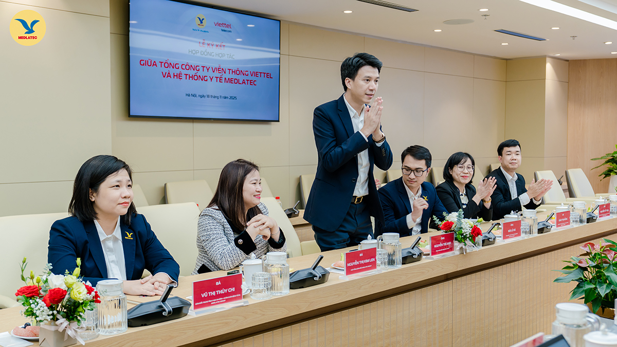 Lãnh đạo cùng các cán bộ quản lý của MEDLATEC tại buổi lễ ký kết