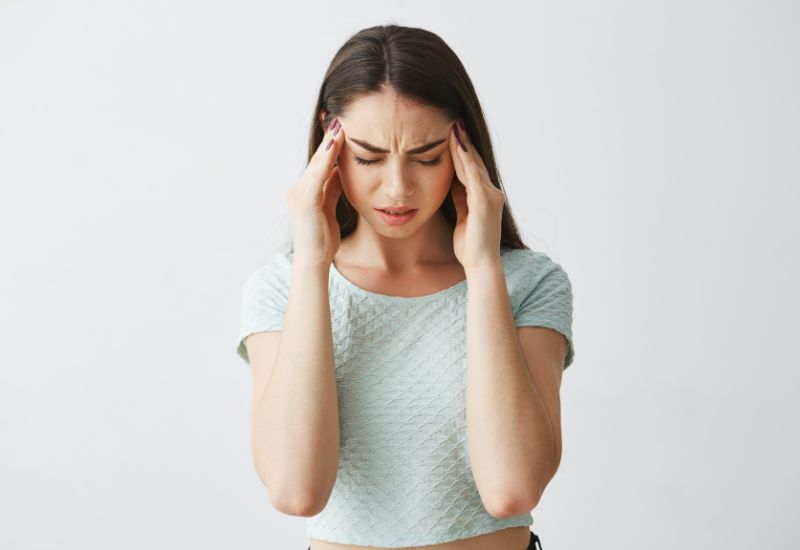 Cơn đau đầu xuất hiện do căng thẳng kéo dài hoặc do bệnh lý