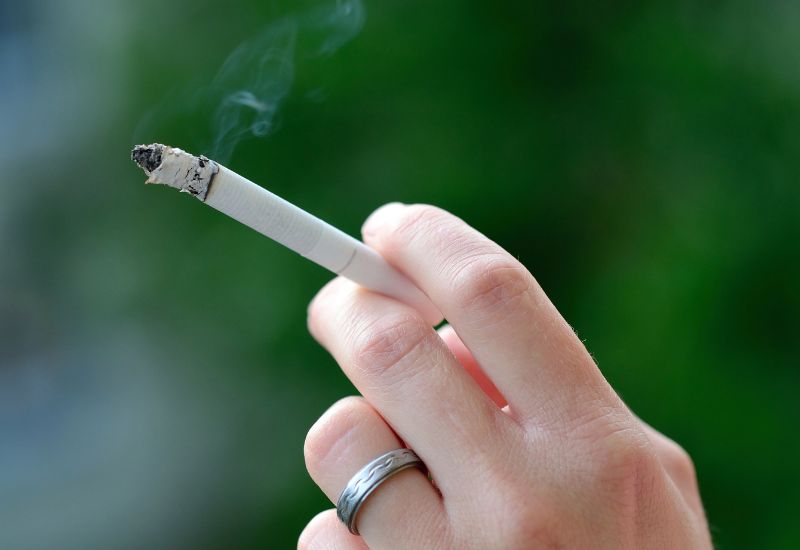 Tránh xa thuốc lá và khói thuốc lá có thể giúp hạn chế nguy cơ mắc u tuyến nước bọt