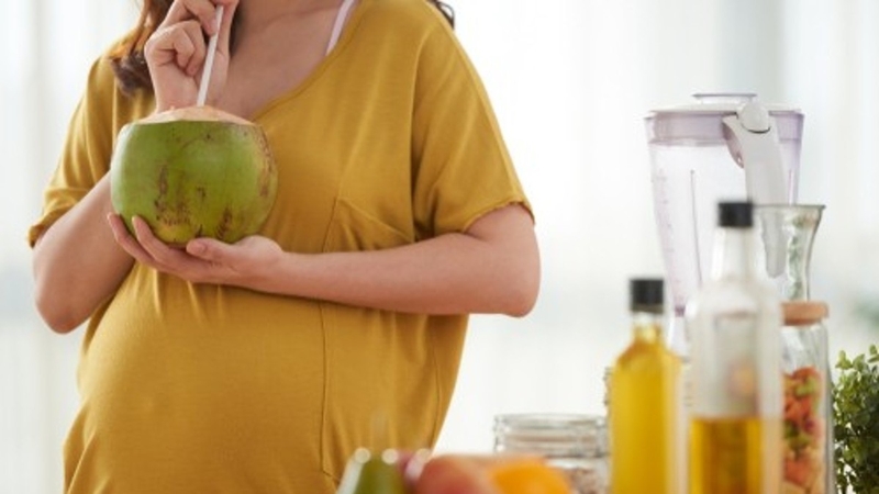 Bà bầu có thể sử dụng nước dừa nhưng có kiểm soát và khoa học