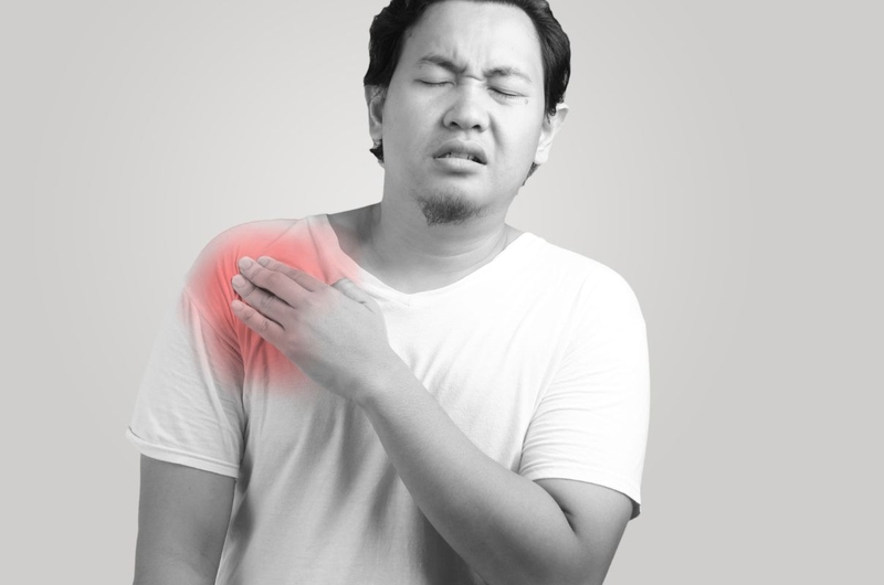 Vận động sai tư thế có thể là nguyên nhân khiến bả vai đau nhức không giơ lên cao được