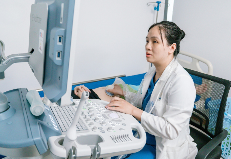 Siêu âm bụng tổng quát là kỹ thuật không xâm lấn, tương đối an toàn 