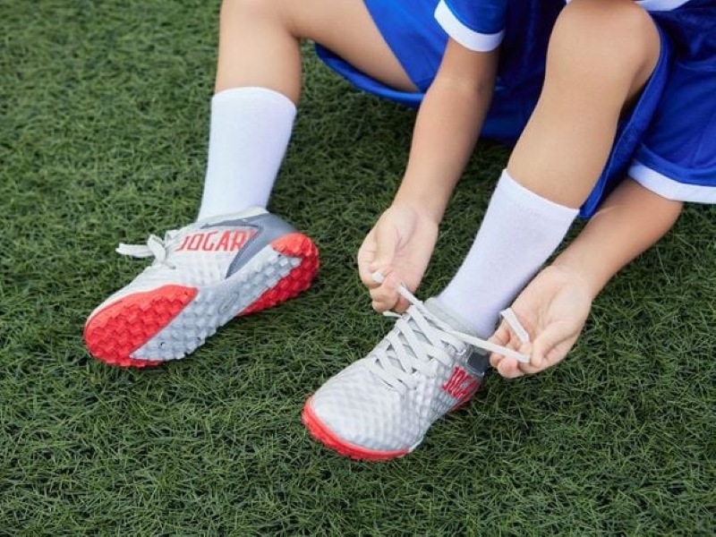 Lựa chọn giày phù hợp là một trong những cách phòng ngừa đau mu bàn chân khi đá bóng