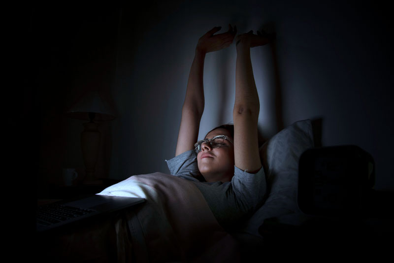 Thức khuya có bị đột quỵ không là băn khoăn chung của nhiều người