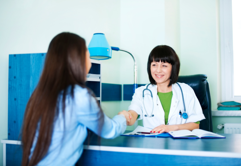 Người bệnh cần thăm khám định kỳ và lắng nghe hướng dẫn từ bác sĩ để bảo vệ sức khỏe tuyến vú