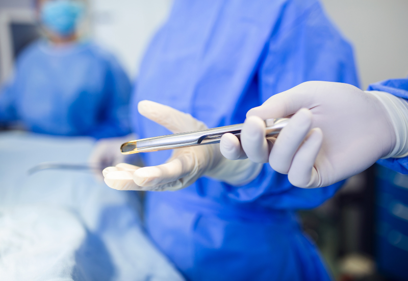 Khi khối u gây đau hoặc ảnh hưởng đến chức năng vận động, phẫu thuật cắt bỏ u xương có thể được chỉ định