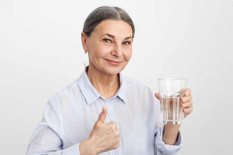 Nước lọc là lời giải đáp đầu tiên cho thắc mắc người bệnh tiểu đường uống nước gì tốt