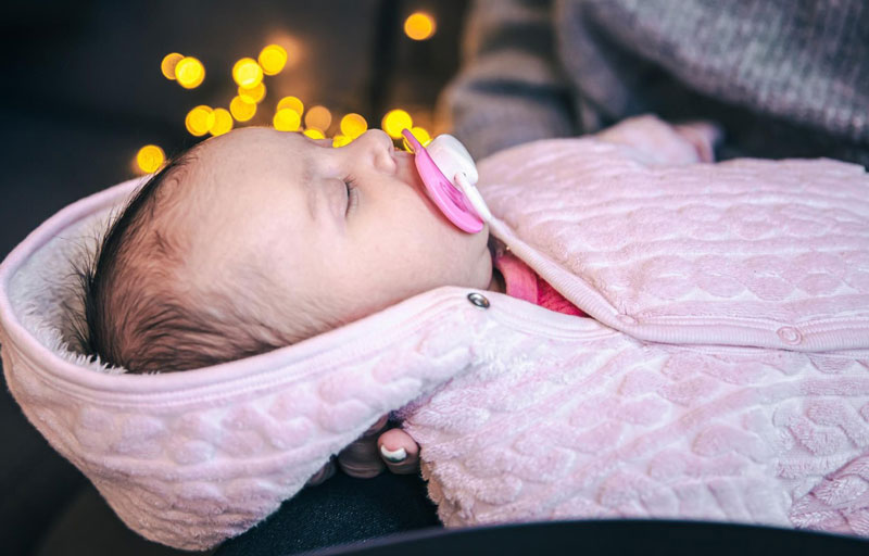 Cho trẻ ngủ và sinh hoạt theo khung giờ cố định