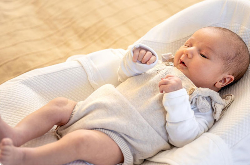 Trẻ sơ sinh trớ nhiều cặn sữa có thể do bố mẹ đặt bé nằm sai cách sau khi bú