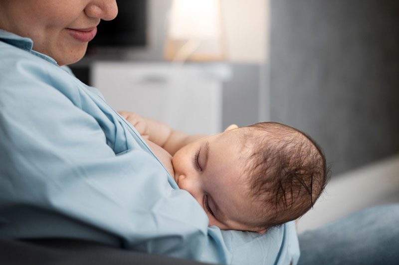 Nên để bé bú mẹ trực tiếp