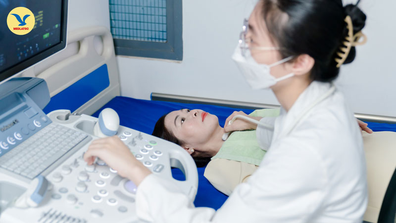Bệnh nhân được bác sĩ siêu âm tuyến giáp 