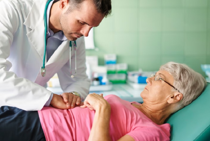 Gặp bác sĩ thăm khám giúp tìm ra cách cầm tiêu chảy nhanh nhất cho người lớn