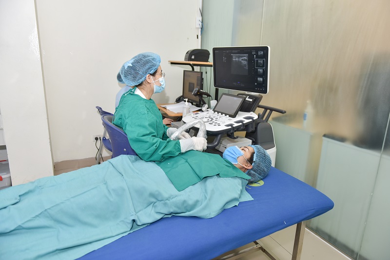 Bệnh nhân được siêu âm để đánh giá tuyến vú