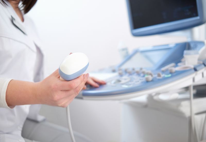 Siêu âm giúp bác sĩ có thể quan sát kích thước, hình dạng, vị trí của buồng trứng và phát hiện các khối bất thường như u nang