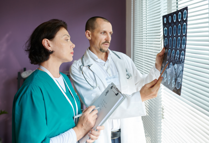 Bạn cần đi khám sớm nếu khối u sau đầu xuất hiện dấu hiệu bất thường