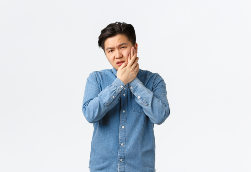 Viêm tủy hoặc tủy chết không được xử lý triệt để là yếu tố dẫn đến phần lớn các u nang quanh chóp răng