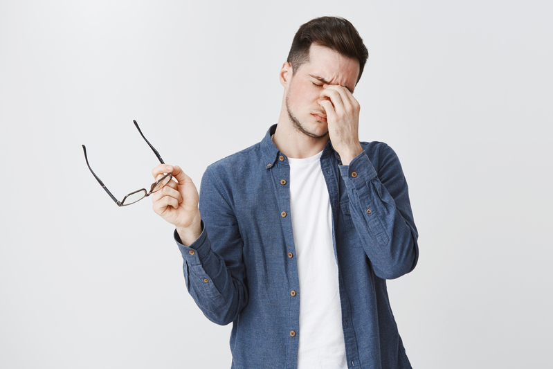 Khói bụi và tình trạng ô nhiễm không khí là những yếu tố phổ biến có thể kích hoạt viêm kết mạc dị ứng