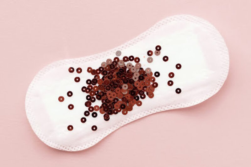 Máu kinh tồn đọng lâu trong tử cung có thể khiến kinh nguyệt có màu đen 