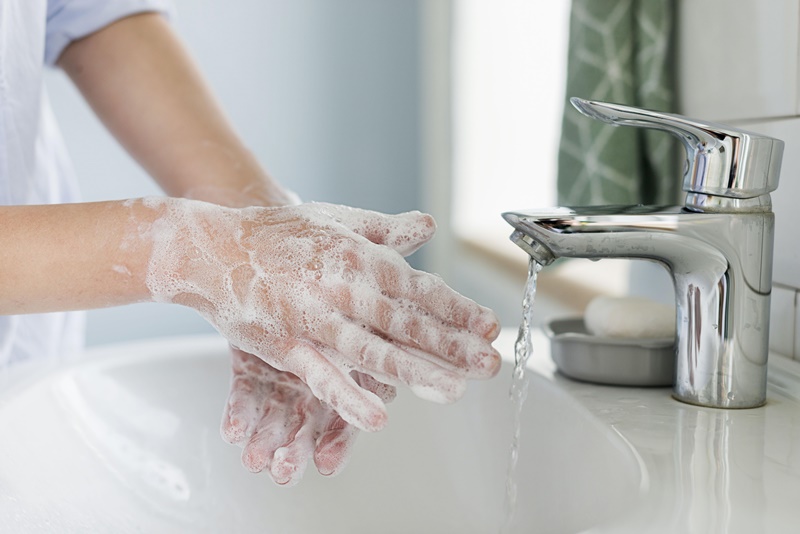 Mẹ cần rửa tay trước khi đặt thuốc cho con