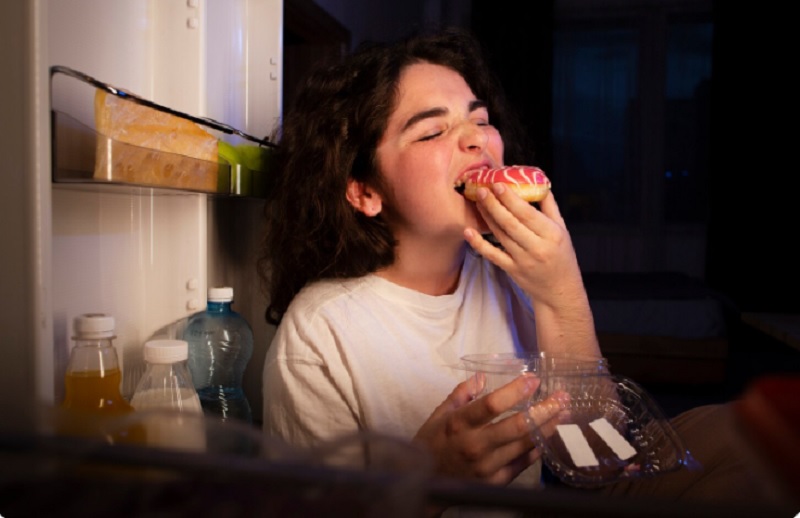 Ăn gần giờ đi ngủ là yếu tố thúc đẩy trào ngược dạ dày