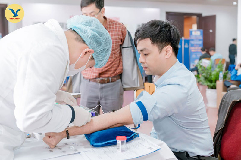 Nếu cơ thể biểu hiện triệu chứng nghi ngờ mắc tiểu đường, bạn cần đi khám và làm xét nghiệm theo chỉ dẫn