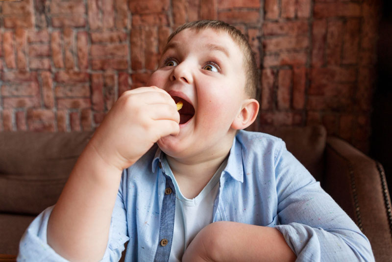 Trẻ em béo phì thường nhanh đói, ăn liên tục