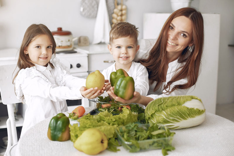 Ba mẹ hãy khuyến khích trẻ ăn trái cây, rau củ