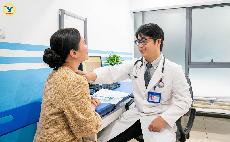 Sau phẫu thuật tuyến giáp, người bệnh tái khám theo chỉ dẫn của bác sĩ