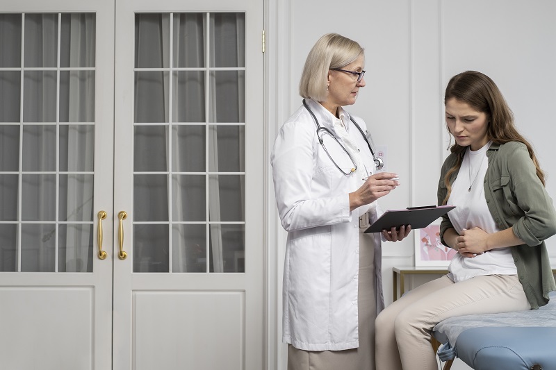 Phụ nữ sau sinh táo bón kéo dài cần thăm khám chuyên khoa