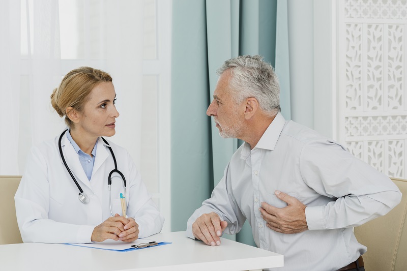 Bệnh nhân hạ huyết áp được bác sĩ thăm khám, hướng dẫn điều trị