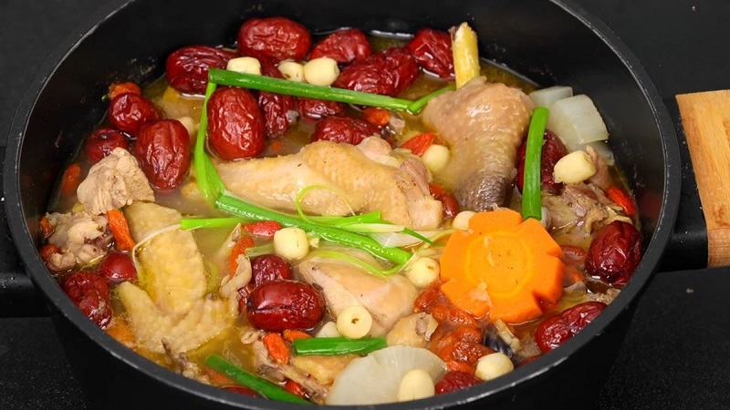 Gà hầm kỷ tử, táo đỏ, hạt sen