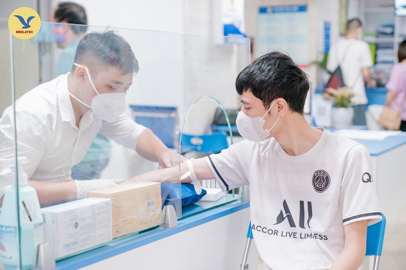 Khách hàng lấy mẫu máu xét nghiệm trong quá trình khám sức khỏe tại MEDLATEC