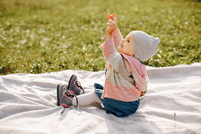 Phơi nắng sớm trước 9 giờ sáng là cách đơn giản để trẻ bổ sung vitamin D tự nhiên, nâng cao khả năng hấp thụ canxi